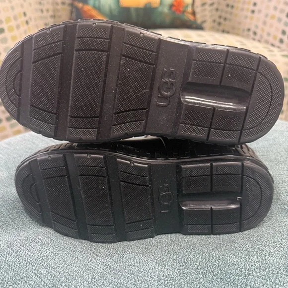 UGG Plush - Picture 4 of 9